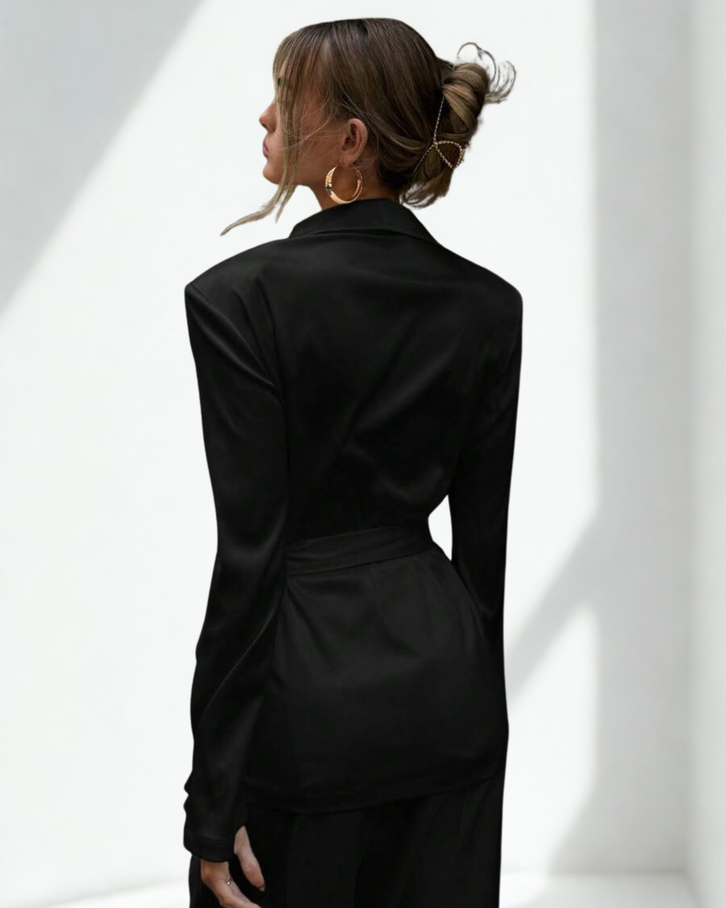 Blusa Preta Transpasse em V com Laço | Elegância Atemporal L’AdePars