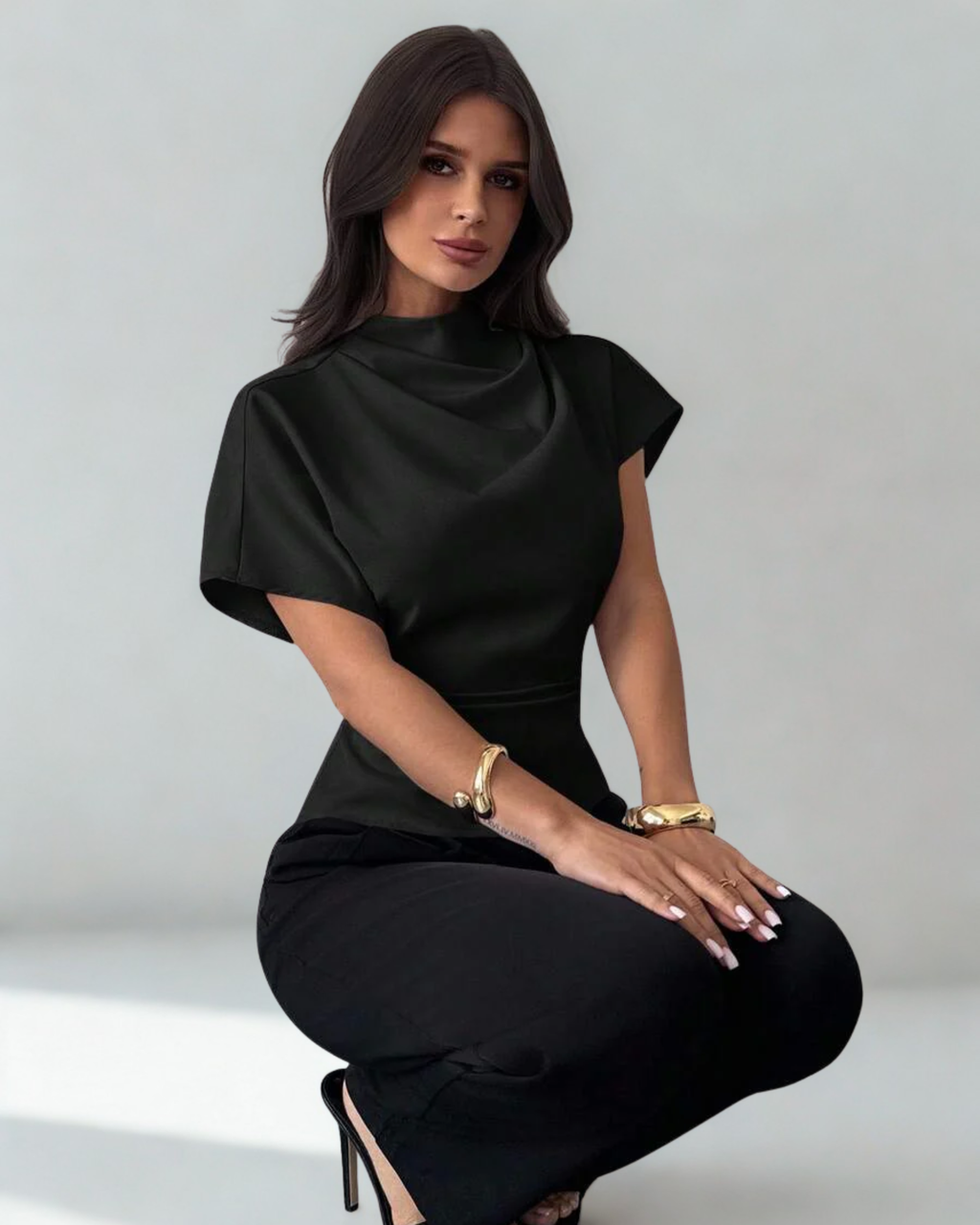 Blusa Preta em Fibra de Bambu – Elegância Natural com Gola Amassada