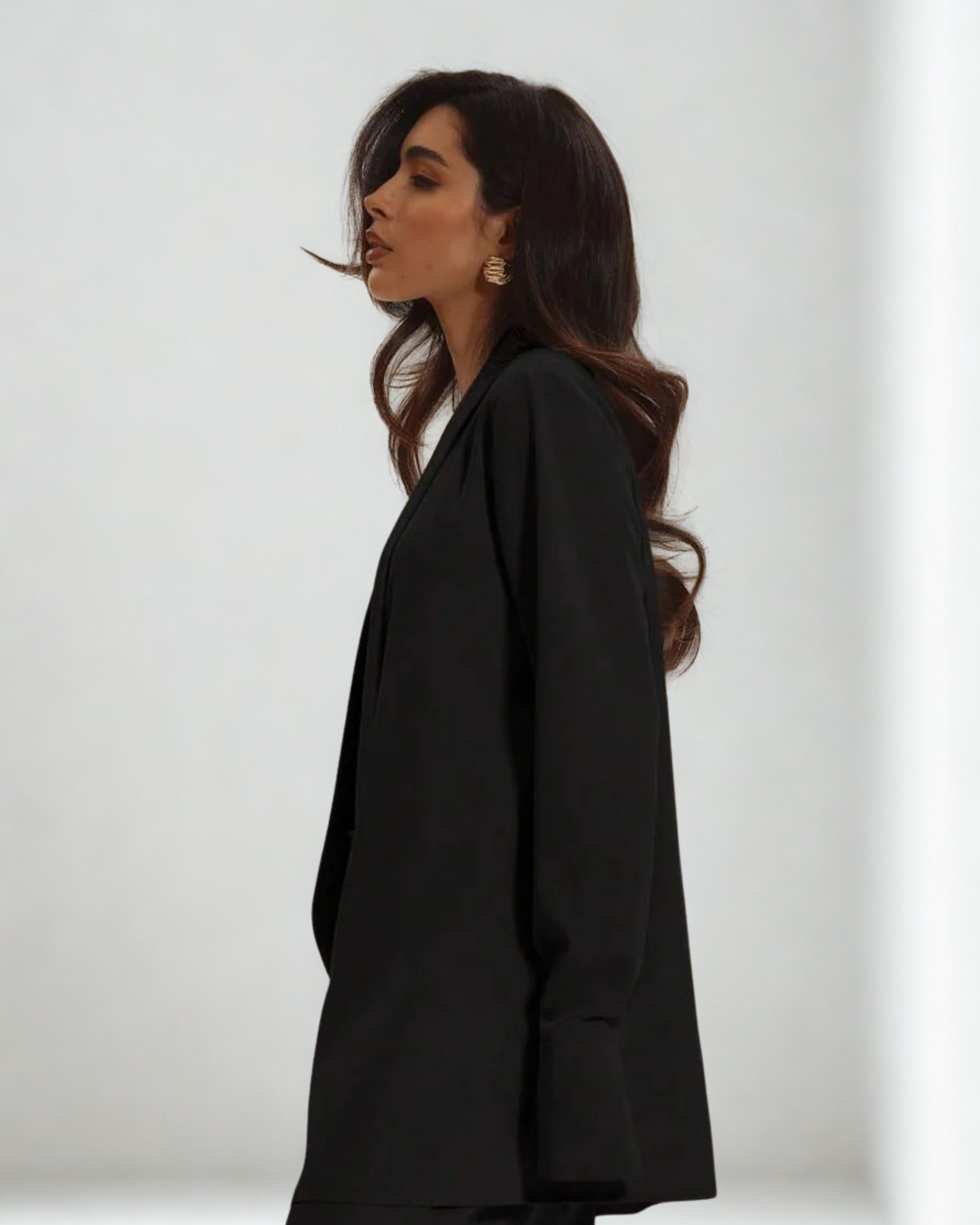 Camisa Preta Feminina com Decote Profundo – Elegância Atemporal L’AdePars