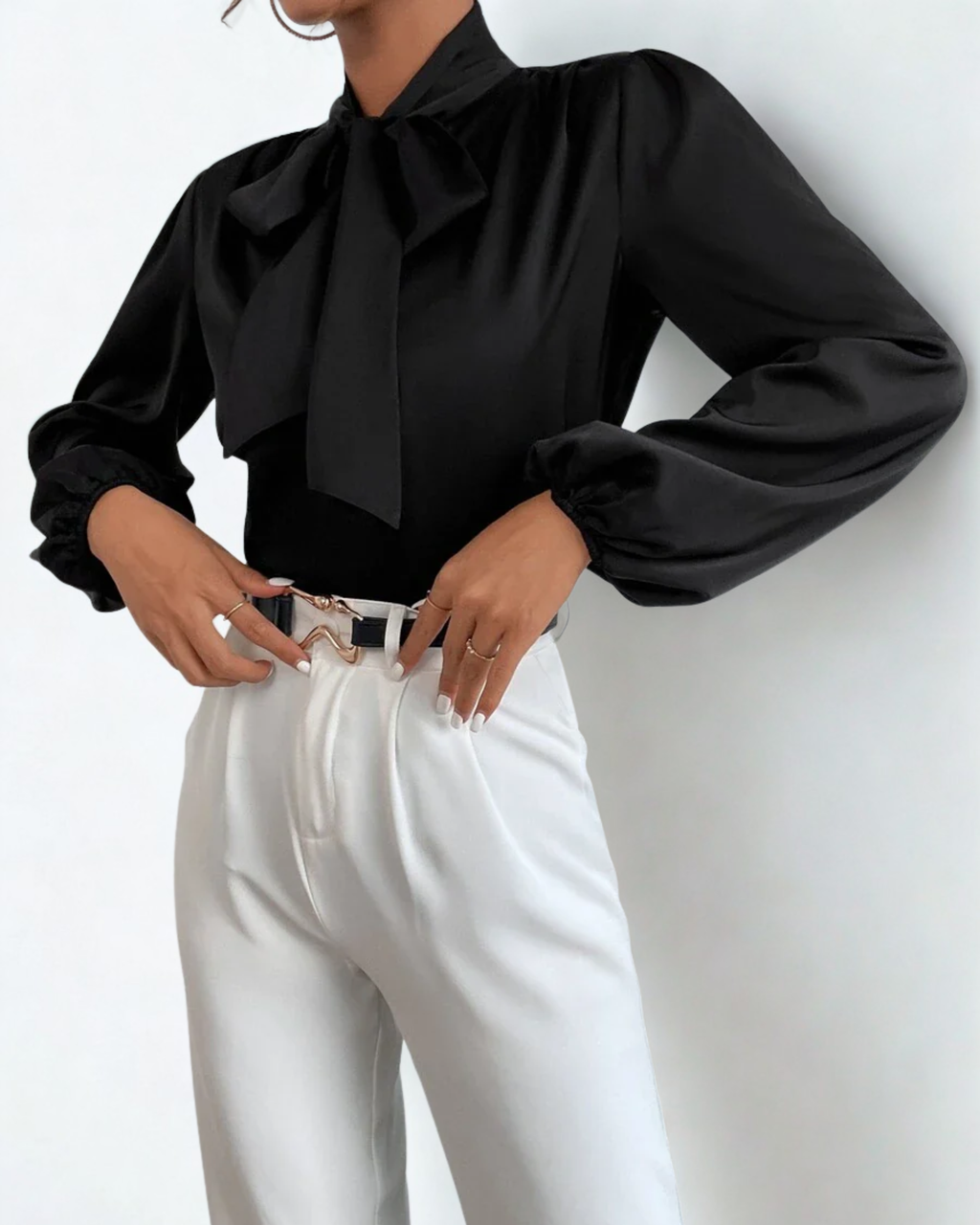 Blusa de Cetim Preta com Decote em V e Manga Bishop – Elegância Sofisticada